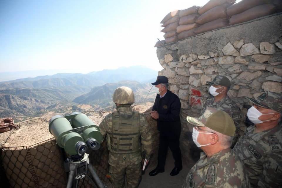 <p>Akar ve beraberindeki Komutanları, Şırnak Şerafettin Elçi Havalimanı'nda 2. Ordu Komutanı Korgeneral Sinan Yayla ve diğer yetkililer karşıladı.</p>
<p> </p>