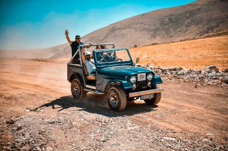 <p>Elbistan Belediye Başkanı Gürbüz, lavanta vadisinde off-road şölenini gerçekleştirdiklerini belirterek, "Çok sayıda araçla gösteri yarışı yapıyoruz. 1,5 milyon metrekarelik Türkiye’nin en büyük lavanta vadisindeyiz.</p>
