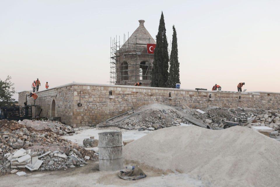 <p>Vakıflar Genel Müdürlüğünün destekleriyle bu tarihi yapının dokusuna uygun olarak çalışmalar yapılıyor, inşallah önümüzdeki birkaç ay içerisinde yapının tadilatı tamamlanmış olacak." dedi.</p>
