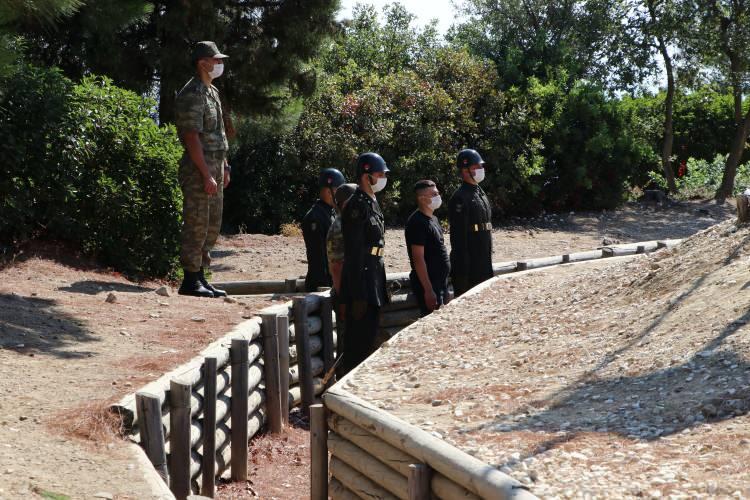 <p>Çanakkale Boğazı'nı geçemeyeceklerini anlayınca Gelibolu Yarımadası'na karadan çıkarma yaparak buradan Boğaz'a ulaşmayı deneyen İtilaf Devletleri'nin umutlarının yok edildiği, 10 Ağustos Anafartalar Zaferi, 105'inci yıl dönümünde koronavirüs salgını tedbirleri kapsamında sınırlı sayıda katılımcıyla kutlandı.</p>
<p> </p>