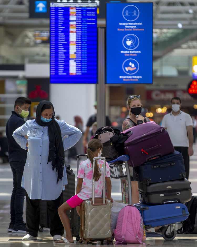<p>Antalya'da yeni tip koronavirüs (Kovid-19) tedbirleri kapsamında martta durdurulan uçak seferlerinin yeniden başlamasıyla iç ve dış hatlarda bir saatte 45 uçak inip kalktı.</p>
