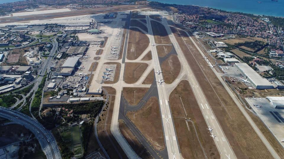 <p>Atatürk Havalimanı pistine park eden uçakların sayısı yurt dışı ve yurt içi uçuşların çoğalması ile her geçen gün azalıyor. </p>
