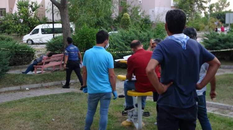<p>Olayın görgü tanıklarından Haydar Aligil, “Şahsın yattığını gördük. O an yaklaştık bilincinin açık olup olmadığına baktık. </p>