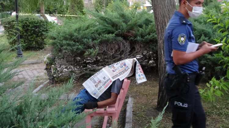 <p>Antalya’da emekli bir kişi parktaki bankta oturur halde ölü bulundu. Yaşlı adamın bir süredir kol ağrısı bulunduğu ancak pandemi sebebiyle hastaneye gitmediği öğrenildi.</p>

