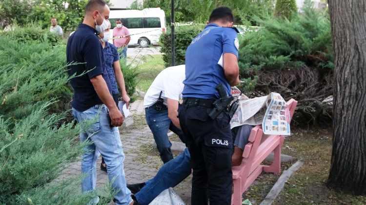 <p>Aynı anda yüzünün morardığını gördüm ve 112 Acil Çağrı Merkezi’ni aradım. Ekipler hemen geldi maalesef hayatını kaybettiğini öğrendik” dedi.</p>