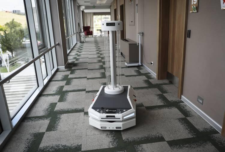 <p>"Yurt içinde ve dışında satışlarımız mevcut, özellikle yurt dışından yoğun talep var. Halihazırda robotumuzun farklı ülkelere ihracatını gerçekleştirmiş durumdayız. Örneğin, Azerbaycan'a, İtalya'ya, Kanada'ya ihracatımız mevcut ve bu sayı giderek artıyor. Bu anlamda robotun etkin bir dezenfeksiyon sağladığı, hem akredite test laboratuvarları hem Sağlık Bakanlığı test laboratuvarı hem de yurt dışında kullanan müşteriler ve onların yaptığı testler tarafından onaylanmış durumda."</p>
<p> </p>
