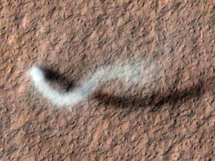 <p>15'inci yaşını kutlayan Mars Reconnaissance Orbiter için NASA bir paylaşım yaptı ve Mars'ın yeni görüntülerini Dünya'yla paylaştı.</p>

<p> </p>
