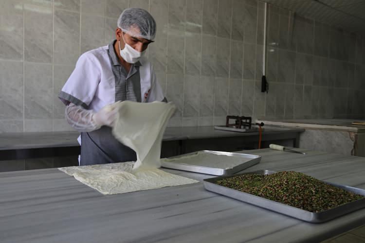 <p>Tatlı ustalarınca s&uuml;tle hazırlanan, hamuru ince ince a&ccedil;ılan, i&ccedil;erisine fıstık veya ceviz konulan baklava, tereyağı s&uuml;r&uuml;len tepsilerde pişiriliyor. Yağ ve şeker oranı d&uuml;ş&uuml;k, şerbeti s&uuml;tle hazırlanan, derin dondurucuda bir g&uuml;n bekletilen soğuk baklava, &uuml;zerine serpilen kakao ve &ccedil;ikolata tozu ile servis ediliyor.</p>

<p>&nbsp;</p>
