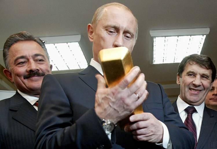 <p>Kremlin tarafından devletin üst kademelerindeki kişilere ilişkin yayımlanan mal varlığı bilgilerine göre, 2018'de 8,6 milyon ruble kazanan Putin'in geliri, geçen yıl 9,7 milyon rubleye (yaklaşık 982 bin TL) yükseldi.</p>
