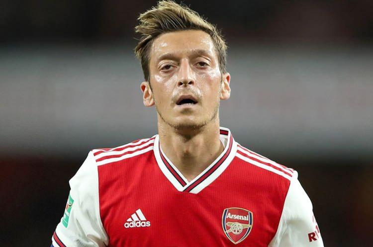 <p>Arsenal'ın gözden çıkardığı Mesut Özil, Galatasaray'a önerildi. Sarı-kırmızılı kulüp yıldız futbolcunun mali şartlarının araştırılmasına karar verdi. (FOTOMAÇ)</p>
