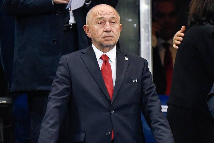 <p>KOVID-19 TESTLERİNİN PARASINI KİM ÖDEYECEK? </p>
<p>Tüm dünyada hayatı felç eden Kovid-19, futbolumuzda yeni bir krize daha sebep oldu!.. Bilindiği üzere pandemi sonrası oynanan tüm Süper Lig ve TFF 1. Lig maçlarında takımların tüm teknik heyet, futbolcu ve görevlilerinin Kovid-19 testine tabi tutulması zorunlu hale getirilmişti. Tüm kulüpler bu kurala uyarken, testlerin masrafları Sağlık Bakanlığı tarafından karşılandı. Ama yeni sezonda bu paraları kim ödeyecek, belli değil. Zira Sağlık Bakanlığı, yılda on milyonlarca TL tutan bu testlerin parasını ödemek istemiyor.</p>