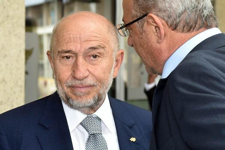 <p>Sağlık Bakanlığı’nın artık sırtlamak istemediği bu yükü kim taşıyacak, belli değil. Neredeyse tamamı mali sorunlarla boğuşan kulüpler de bu parayı ödemek istemiyor. Özellikle alt lig takımlarının bu paraları karşılamasının imkansız olduğu muhakkak. Şimdi herkes şu sorunun cevabını merak ediyor; test masraflarını TFF mi üstlenecek, yoksa kulüpler mi? Bekleyip göreceğiz...</p>