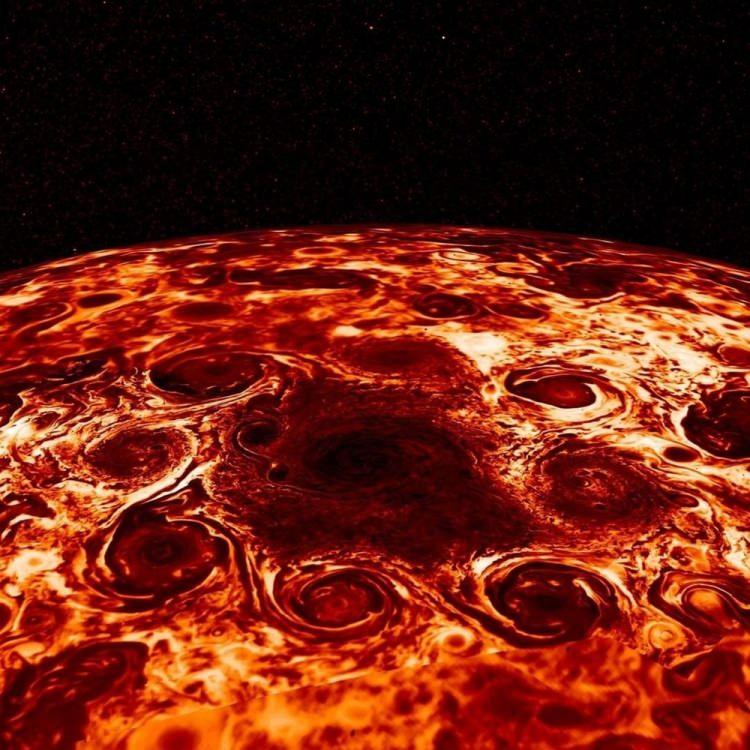 <p>NASA, Jüpiter'in Kuzey Kutbu'nda dönen kırmızı siklonların görüntüsünü paylaştı. Bununla birlikte fotoğraf, binlerce sosyal medya kullanıcısı bir tür İtalyan pizzası olan “pepperoni”ye benzetildi.</p>

<p> </p>
