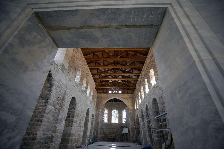 <div><strong>"Bu cami medeniyetlerin beşiği gibi"</strong></div>
<div> </div>
<div>Caminin günden güne yok olmaya başladığını anlatan Coşar, "Son 10 yılda duvarları iyice yıkılmıştı. Belki restorasyon yapmasaydık tamamen yok olacaktı. Bilim heyetinin yönlendirmesiyle önce sağlamlaştırma çalışması yaptık. Her restorasyonda caminin yeni güzelliklerini, farklı medeniyetlerden izlerini gördük. Her veriye göre projeyi yeniledik. Titizlikle çalıştık, son aşamaya kadar geldik. Zemin kaplamaları, döşemeleri yapıldı. Çatısı kiremitle örüldü. Halının desenine, avizelere karar veriyoruz." diye konuştu.</div>