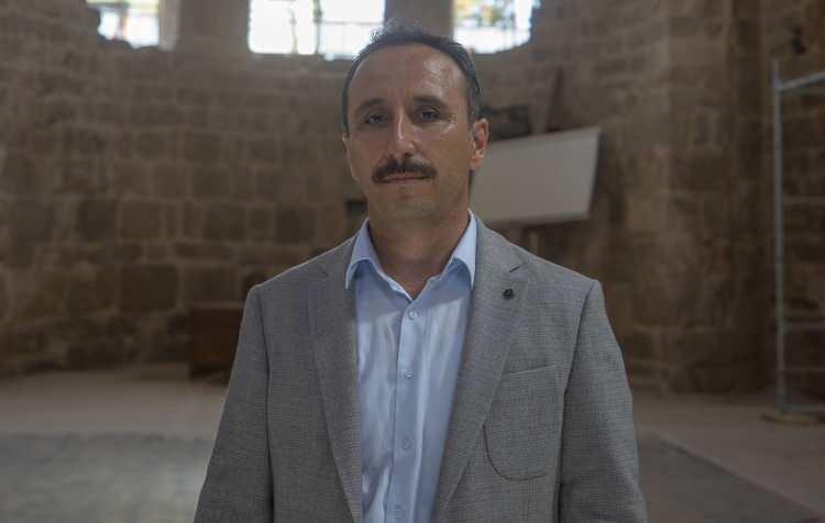 <p>Aslına sadık kalınarak yenilenen caminin restorasyonun tamamlanmasının ardından 125 yıl sonra kentin fetih yıl dönümü olan 5 Mart 2021'de yeniden ibadete açılması planlanıyor.</p>
<p>Antalya Vakıflar Bölge Müdürü Hüseyin Coşar, AA muhabirine, yapının 1207'de "kılıç hakkı" sıfatıyla Türkler'in Antalya'ya olan egemenliğinin göstergesi olarak camiye çevrildiğini söyledi.</p>
<p>Şahzede Korkut'un ise eseri cami olarak vakfettiğine işaret eden Coşar, 1896'ya kadar ibadet edilen caminin, Kaleiçi'nde çıkan yangın sonucu minaresinin külahıyla çatısının tamamen yandığını söyledi.</p>