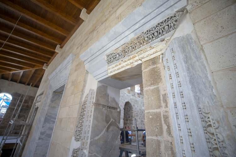 <div>Coşar, caminin çok özel bir yapı olduğunu belirterek, şöyle konuştu:</div>
<div> </div>
<div>"Roma İmparatorluğu'ndan Bizans'a, Osmanlı'dan Selçuklular'a kadar birçok medeniyetten eserler bu camide yer alıyor. Bu cami medeniyetlerin beşiği gibi. Birçok medeniyetlerden izlerin görülebileceği hem cami hem de müze olarak hizmet verecek. Caminin çevresindeki kalıntılar da 'arkeopark' adı altında ziyarete açılacak. Cami içi ve dışındaki cam bölmelerle tarihi eserler görülebilecek. Türkiye önemli bir eseri daha kazanmış olacak. Sultanahmet ve Ayasofya gibi gelen turistler hem canlı ibadet şekillerini görebilecek hem de eserleri, yapıları inceleyecek." </div>
