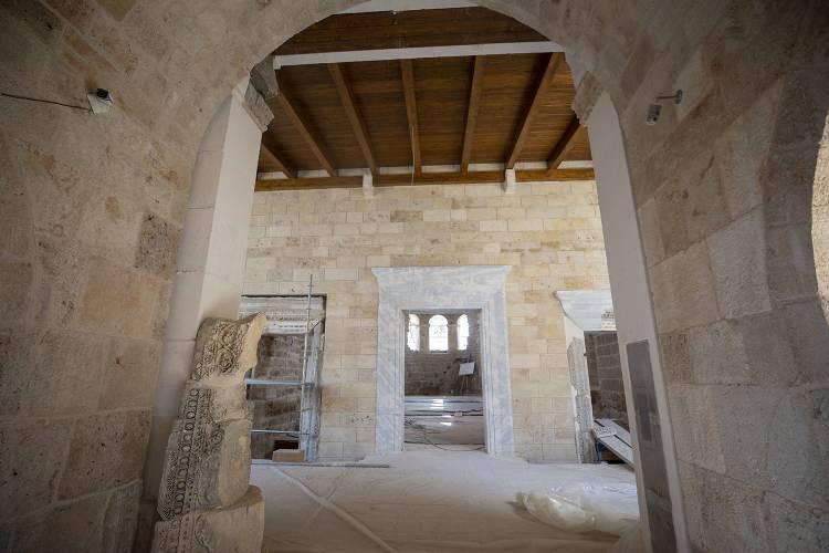 <div>Cami çevresinde yapılan kazı çalışmalarında da "Monopteros" adı verilen tek sıra sütunlu tapınak bulduklarını, Monopteros'tan mezarlar ve yazıtlar çıktığını aktaran Coşar, ziyaretçilerin burayı da görebileceğini ifade etti. </div>
<div> </div>
<div>Coşar, vakıf eserlerinin vakfedenin koyduğu irade doğrultusunda fonksiyon kazandırılması gerektiğine dikkati çekerek, "Burada cami vardı ya da yoktu' diye tartışılamaz. Hiç ihtiyaç olmasa bile biz burayı yaşatmak zorundayız. Bunun ciddi veballeri vardı. Biz 125 yıldır bu vebal altındaydık. Vicdanen bizi rahatsız ediyordu. Cami ibadete açılmasıyla bu vebalden kurtulacağız." değerlendirmesinde bulundu. </div>