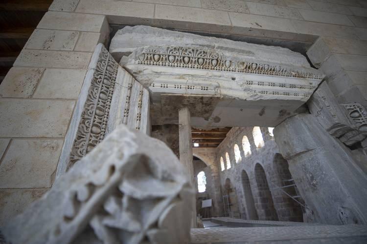 <p>Cami, 1890'da çıkan yangında büyük hasar gördü. Minaresinin ahşap külah kısmının yanması sonucu cami, halk arasında "Kesik Minare" olarak anılmaya başladı.</p>
<p>Yapı 1974'te kısmen restorasyon geçirdi, etrafı demir parmaklıklarla çevrildi. Aradan geçen sürede restore edilmesi istense de bazı sivil toplum kuruluşlarının buranın cami yerine arkeoloji parkı olarak kullanılması yönündeki başvurusu üzerine açılan dava nedeniyle restorasyon çalışmalarına başlanamamıştı.</p>
