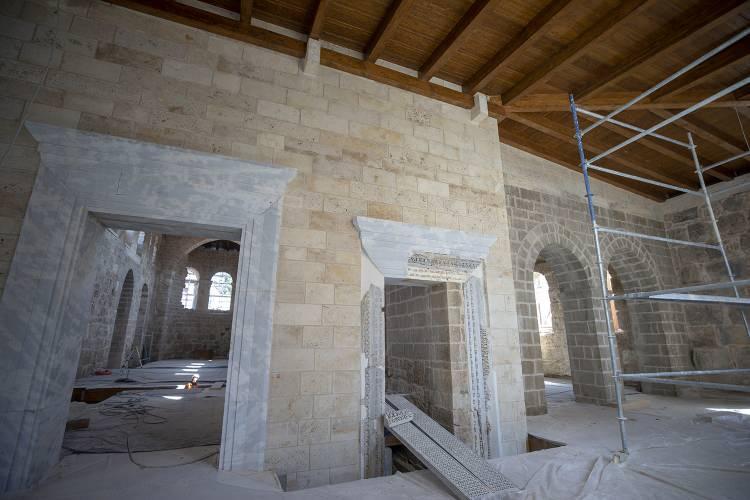 <p>Camide 2017 yılında dönemin Antalya Valisi Münir Karaloğlu'nun talimatı, koruma kurulunun kararı ve bilim heyeti eşliğinde restorasyon çalışmaları başlamıştı.</p>
<p>Restorasyon çalışmaları kapsamında caminin minaresi 123 yıl sonra ilk defa külahına da kavuşmuştu.</p>