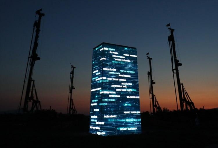 <p>Tesiste 2030 yılına kadar, fikri ve sınai mülkiyet hakları tamamen TOGG’a ait, tamamı doğuştan elektrikli 5 farklı modelden toplam 1 milyon adet üretilecek. Yerlilik oranı üretim başlangıcında yüzde 51 olarak açıkladık. Türkiye'nin otomobili projesinde küresel şirketlerle 10 civarı gizlilik anlaşması imzaladık. TOGG için tedarikçi seçimlerinin yüzde 93’ü tamamlanırken, bunların yüzde 78’i Türkiye’den, yüzde 22’sini ise Avrupa ve Asya’dan farklı şirketler oluşturuyor. TOGG için şu ana kadar 700 milyon liranın üzerinde Ar-Ge yatırımı yapıldı.</p>