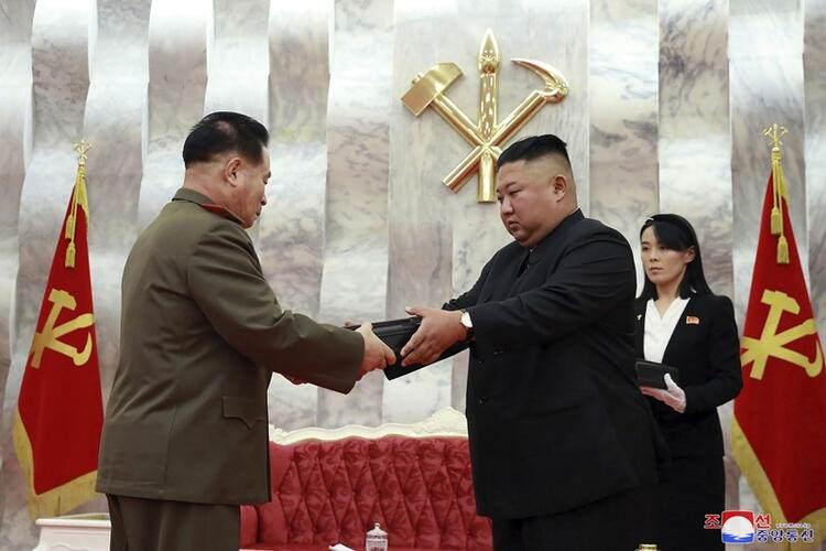 <p>Kim, kendisine sadakatlerini taahhüt eden düzinelerce general ve kıdemli subaya anma tabancaları dağıttı.</p>
<p> </p>