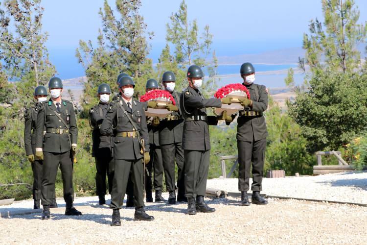 <p>Törende, Kültür ve Turizm Bakanlığı, Çanakkale Valiliği, 2'nci Kolordu Komutanlığı, Avustralya Hükümeti ve Birleşik Krallık ile Çanakkale Savaşları Gelibolu Tarihi Alan Başkanlığı çelenkleri Atatürk Anıtı'na sunuldu. Şehitler anısına, saygı duruşunda bulunuldu. Türk bayrağı, İstiklal Marşı eşliğinde göndere çekildi. Tören, Eceabat İlçe Müftüsü Sinan Çetin tarafından şehitler için Kur'an-ı Kerim tilaveti ve dua edilmesiyle son buldu.</p>
<p> </p>