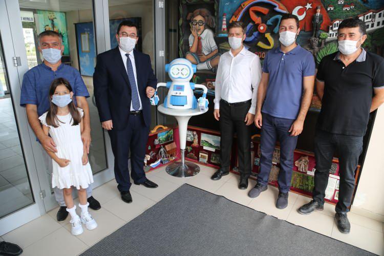 <p>Ordu'nun Altınordu ilçesindeki Dr. M. Hilmi Güler Bilim ve Sanat Merkezi'nde, yeni tip koronavirüsle (Covid-19) mücadele kapsamında ateş ölçen, dezenfektan sıkan, maske veren, kapı otomatiğini yöneten ve mesaj bildirimi yapan robot geliştirildi.</p>
