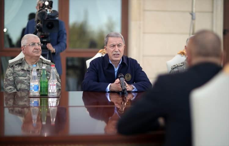 <p>Milli Savunma Bakanı Hulusi Akar da Türk halkının kalbinin Azerbaycan ile attığını söyledi.</p>
