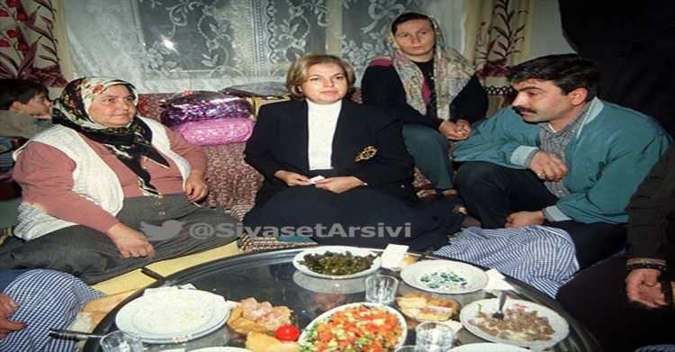 <p>DYP Lideri Tansu Çiller, Kayaş'ta bir vatandaşın evinde iftarını açtı - 2000</p>
