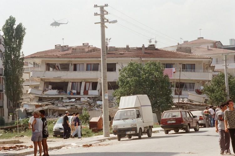 <p>İşte 17 Ağustos 1999'da yaşanan Marmara Depremi'nin asla unutulmayacak fotoğrafları...</p>
<p> </p>