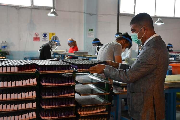<p>Çalışanların yüzde 80’ini kadınların oluşturdu fabrikada her gün üretilen 200 bin çakmak, başta büyük şehirler olmak üzere Türkiye’nin birçok noktasına pazarlanıyor.</p>