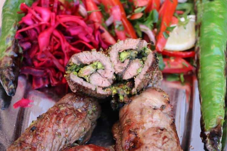 <p>Gastronomi kenti Gaziantep'te kebapçılık yapan Necdet Kılıçoğlu, kente has Antep fıstığı ile eti birleştirerek yeni bir kebap türü buldu.</p>
<p> </p>