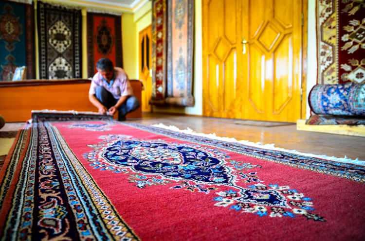 <p>Ladik halısının elinde kalan son örneklerine gözü gibi bakan, halı ustası 61 yaşındaki Mustafa Karadoğan, AA muhabirine, sahip olduğu halıları koruyarak, Ladik halısı ismini yaşatmaya çalıştığını söyledi.</p>
<p> </p>