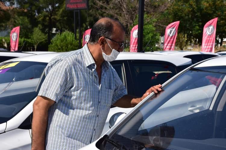 <p>Artık ikinci el motorlu kara taşıtı ticaretine ilişkin iş yeri açma ve çalışma ruhsatına sahip olmayan işletmelere yetki belgesi verilmeyecek.</p>