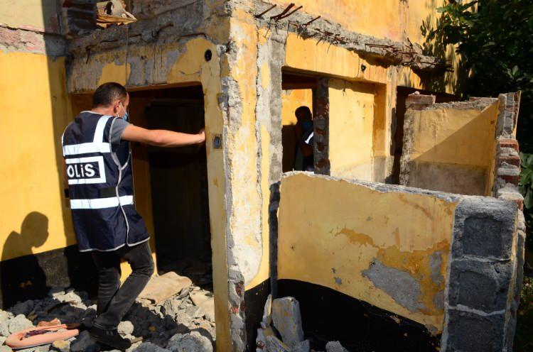 <p>Bu doğrultuda, İçişleri Bakanlığı Emniyet Genel Müdürlüğü, Jandarma Genel Komutanlığı ve Sahil Güvenlik Komutanlığınca ortaklaşa 22 Ağustos 2020 Cumartesi günü, uyuşturucu ve uyarıcı madde ticareti, kullanımının önlenmesi ve bu suçtan aranan şahısların yakalanabilmesi amacıyla *”Türkiye Geneli Narkotik Uygulaması”*gerçekleştirildi.</p>
<p> </p>