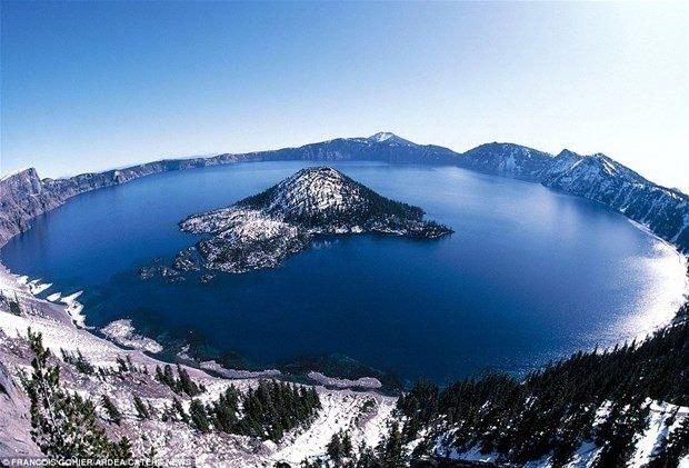 <p><strong>Krater Gölü (Oregon, ABD)</strong></p>
<p>Bu göl Mazama Dağı’nın yıkılması sonucu 150 yıl önce oluşmuş.</p>