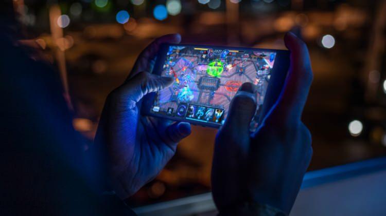 <p>Akıllı telefonları geldiği seviye, pasif olarak mobil oyun sektörünü meydana getirdi. Gittikçe yaygınlaşan mobil oyunlar anketlere göre ülkemizde yetişkinlerin <strong>yüzde 79’u</strong> tarafından oynanıyor. </p>
