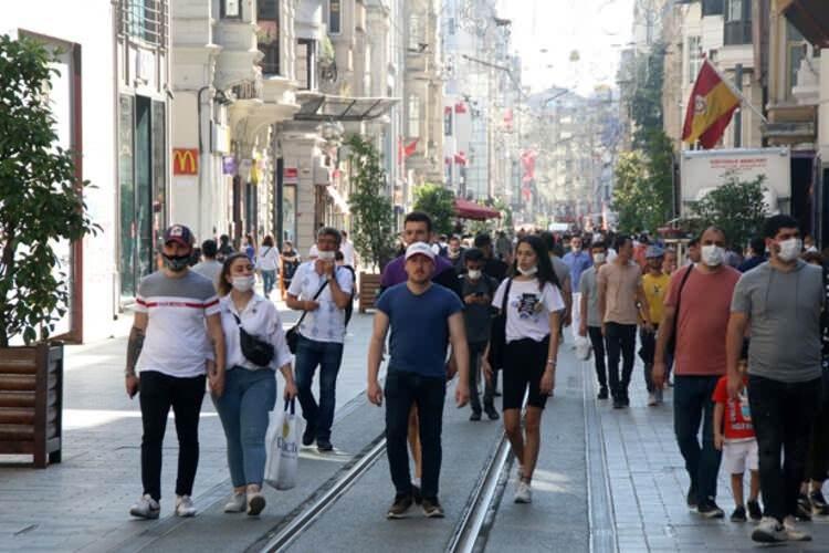 <p>65 yaş ve üstü vatandaşlar için normalleşme sürecinde tüm illerde 10.00 ile 20.00 saatleri arasında dışarı çıkabilme serbestisi getirilmişti. Haziran ayından bu yana getirilen sınırlı saatte uygulama Türkiye genelinde devam ediyor.</p>

<p> </p>
