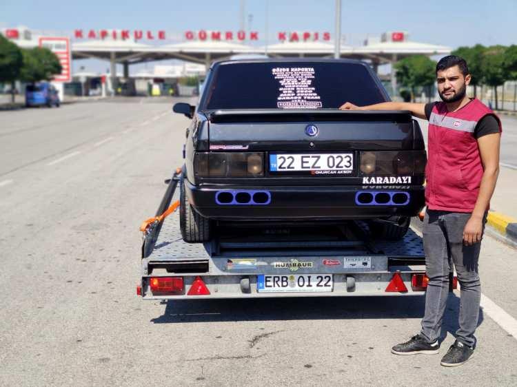 <p><strong>''JANTLARINA KADAR KENDİMİZ YAPTIK'' </strong><br />
<br />
Otomobili sadece 700 lira aldıklarını ifade eden ve zamanla her parçasını kendilerinin topladıklarını kaydeden Aksoy, "Biz tamir işi yaptığımız için başka bir arabaya parça arama maksatlı bu arabadan parça sormuştuk. O parçayı bize 500 lira gibi bir rakam söylediler. Biz de arabanın fiyatını sorduk, ona da 700 lira dediler. </p>