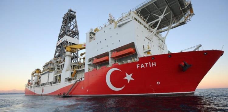 <p>Cumhurbaşkanı Recep Tayyip Erdoğan'ın, Fatih sondaj gemisinin 20 Temmuz'da başladığı Sakarya Gaz Sahasındaki sondajında 320 milyar metreküp doğal gaz rezervi keşfettiğini duyurmasının ardından hidrokarbon keşfinden sonra atılacak yeni adımlar bekleniyor.</p>
<p> </p>