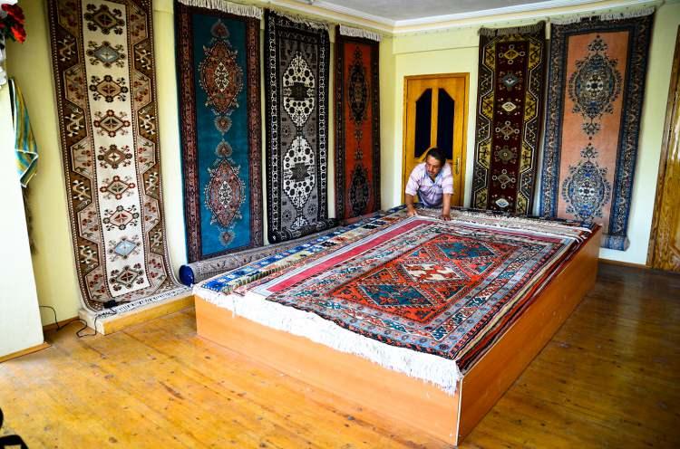 <p>Geçmişte İstanbul ve Ankara'daki alıcıların, tezgahtan çıkacak bir yıllık halıya talip olduğunu kaydeden Karadoğan, artık el dokuma halı soran dahi olmadığını anlattı.</p>
<p> </p>