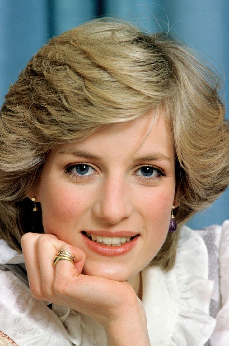 <p><span style="color:#800080"><strong>İngiltere Kraliyet Ailesi'ne hayatı ve tarzıyla damgasını vuran, Galler Prensi Charles'in ilk eşi Lady Diana'nın hayatı film oluyor.  Ölümü ve kısa süren evliliğiyle dünya tarihine adını unutulmazlar arasından yazdıran Lady Diana'nın hayatı sinemaseverlerle buluşacak. Peki Lady Diana kimdir?</strong></span></p>
