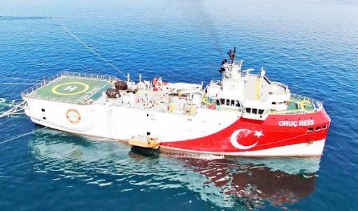 <p>Açık denizlerde iki ve üç boyutlu derin sismik araştırmalar yapabilecek kapasitede modern sevk ve manevra sistemleriyle donatılan Oruç Reis gemisi ile petrol ve doğal gaz araştırmalarının yanı sıra kara alanlarının deniz altındaki devamlılıklarının izlenmesi bağlamında kıta sahanlığı gibi stratejik öneme sahip bilimsel araştırmalar da etkin bir şekilde icra edilebiliyor.</p>
<p> </p>