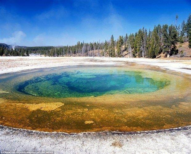 <p><strong>Güzellik Havuzu (Yellowstone Milli Parkı, ABD)</strong></p>

<p>Sıcak su kaynağında ışık saçan algler ve bakteriler hızla ürüyor ve çok renkli bir görüntü ortaya çıkıyor.</p>
