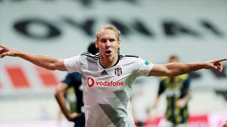 <p>Beşiktaş'ın yıldız stoperi Domagoj Vida’ya iki talip çıktı. Lyon ve Sevilla’nın istediği Hırvat stoperin transferindeki tek engelin, 3.7 milyon euroluk yıllık ücreti olduğu öğrenildi. (Fotomaç)</p>
