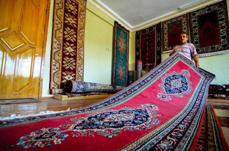 <p>Görselliği ve kalitesiyle ön plana çıkan Ladik halısı, 10 yıl öncesine kadar mahalledeki dokuma tezgahlarında, yün ipler kullanılarak, kendine has renk ve motifleriyle dokunuyor.</p>
<p> </p>