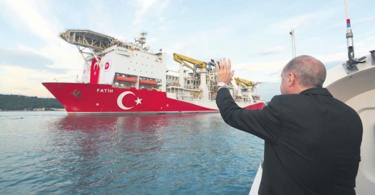 <p>"Upgrade (Yükseltme)" edilme sürecinde, sondaj ekipmanları, kuyu kontrol sistemleri, dinamik pozisyonlama sistemleri, gemi iticileri ve gemi jeneratörlerine varıncaya kadar gerekli tüm teknik aksamı yenilenen Fatih, kendi sınıfındaki 16 gemi arasından sıyrılarak böylesine yüksek teknolojiye sahip dünyanın ilk 5 gemisi arasına girdi.</p>
<p> </p>