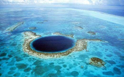 <p><strong>Büyük Mavi Delik (Belize)</strong></p>
<p>Deniz altındaki bu çöküntünün çapı 300 metre, derinliği ise 125 metre. Çöküntü deniz seviyelerinin çok daha düşük olduğu kuvaterner buzul çağının çeşitli aşamalarında meydana gelmiş.</p>