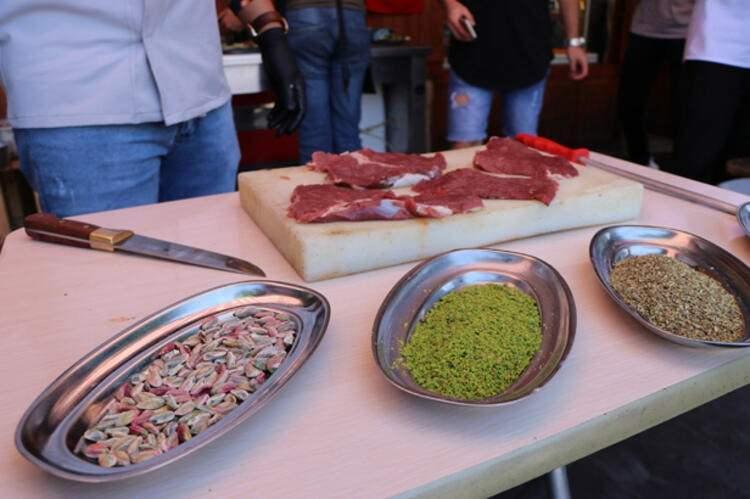 <p>Sonra bu eti şişe geçirip mangalda pişiriyoruz. Hem kentimizde sabah saatlerinde tüketilen katmerin hem da akşam yenilen kuşbaşı kebabın tadını alıyoruz.</p>

<p> </p>
