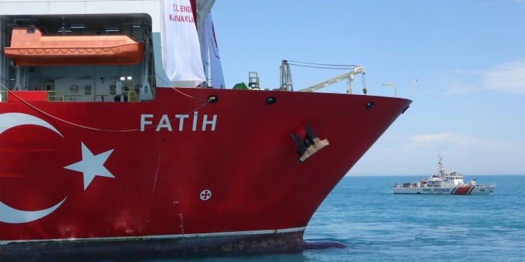 <p>Buradaki hazırlık sürecinin ardından tekrar yola çıkan Fatih, 20 Temmuz'da Zonguldak açıklarındaki ilk olarak Tuna-1 olarak isimlendirilen lokasyonda 3 bin 500 - 4 bin metre derinlik hedefiyle Karadeniz'deki ilk milli derin deniz sondajına başladı.</p>
<p> </p>